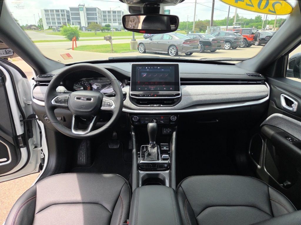 2024 Jeep Compass Latitude Lux photo 19