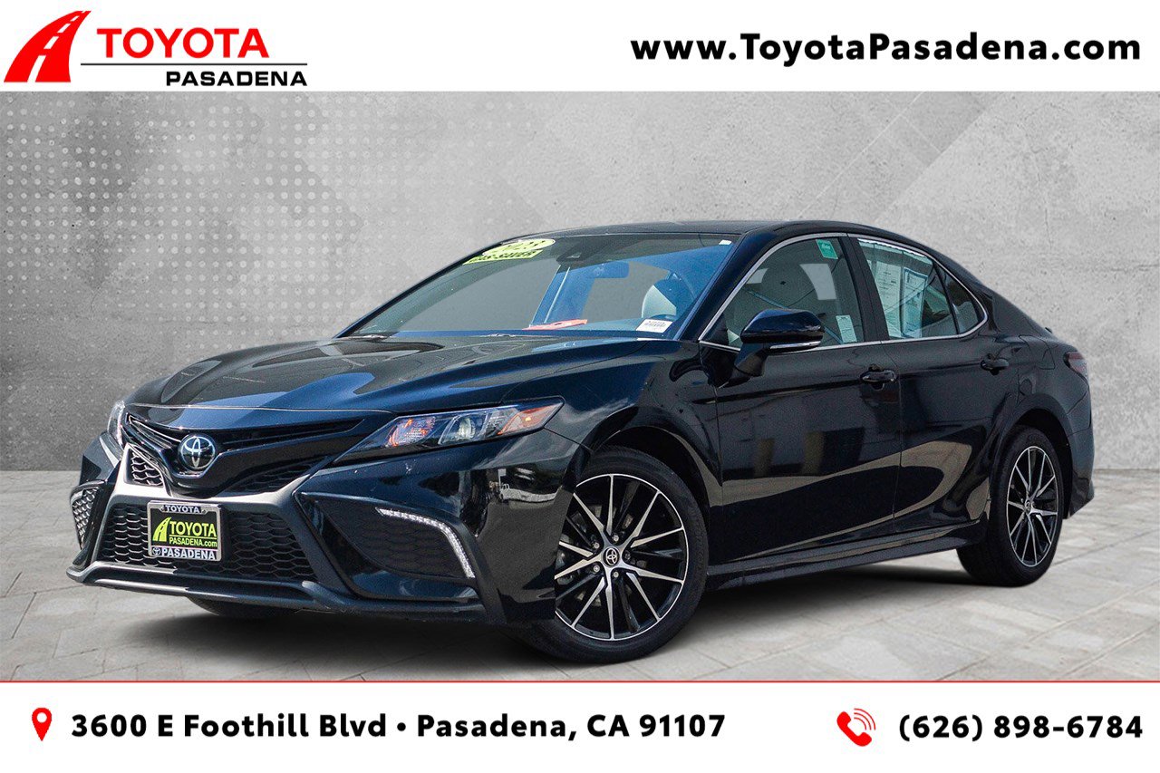 2023 Toyota Camry SE's photo