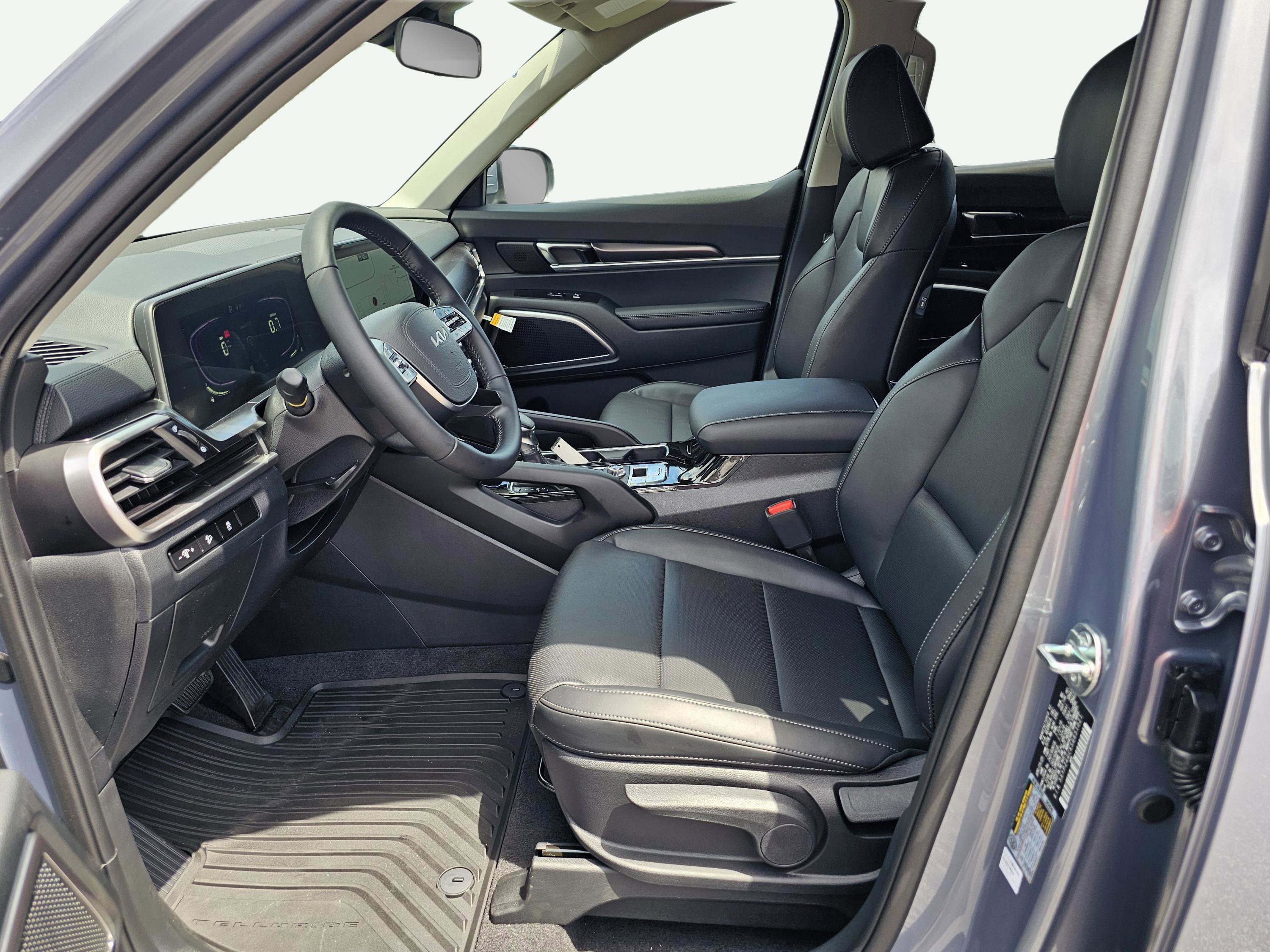 2025 Kia Telluride LX photo 14