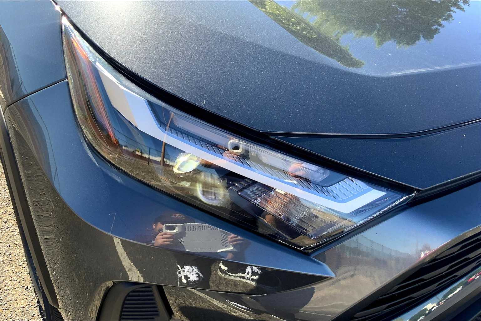 2023 Toyota RAV4 Hybrid XLE photo 23