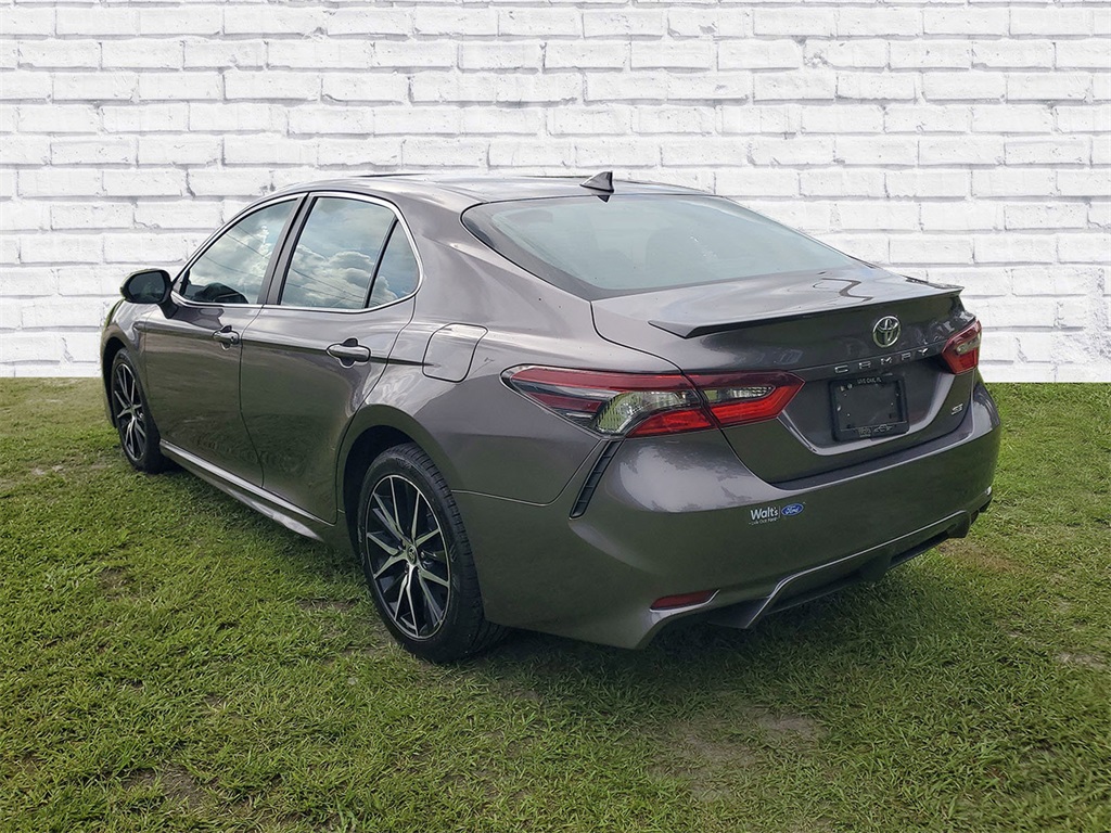 2022 Toyota Camry SE photo 3