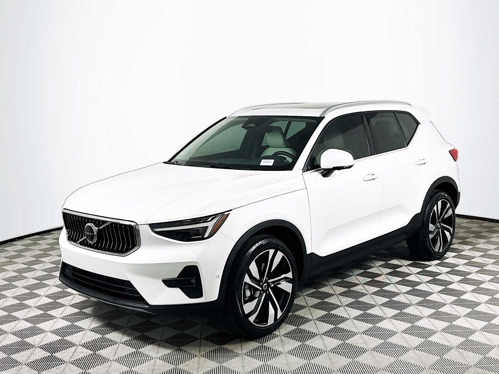 2025 Volvo XC40 AWD Plus photo 3
