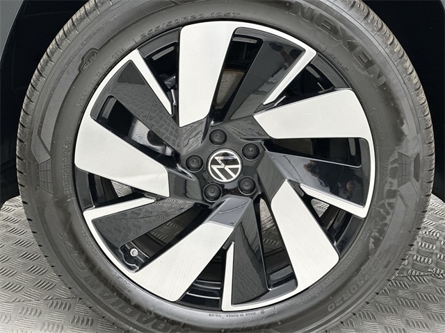 2025 Volkswagen Atlas Cross Sport SE Technology photo 2