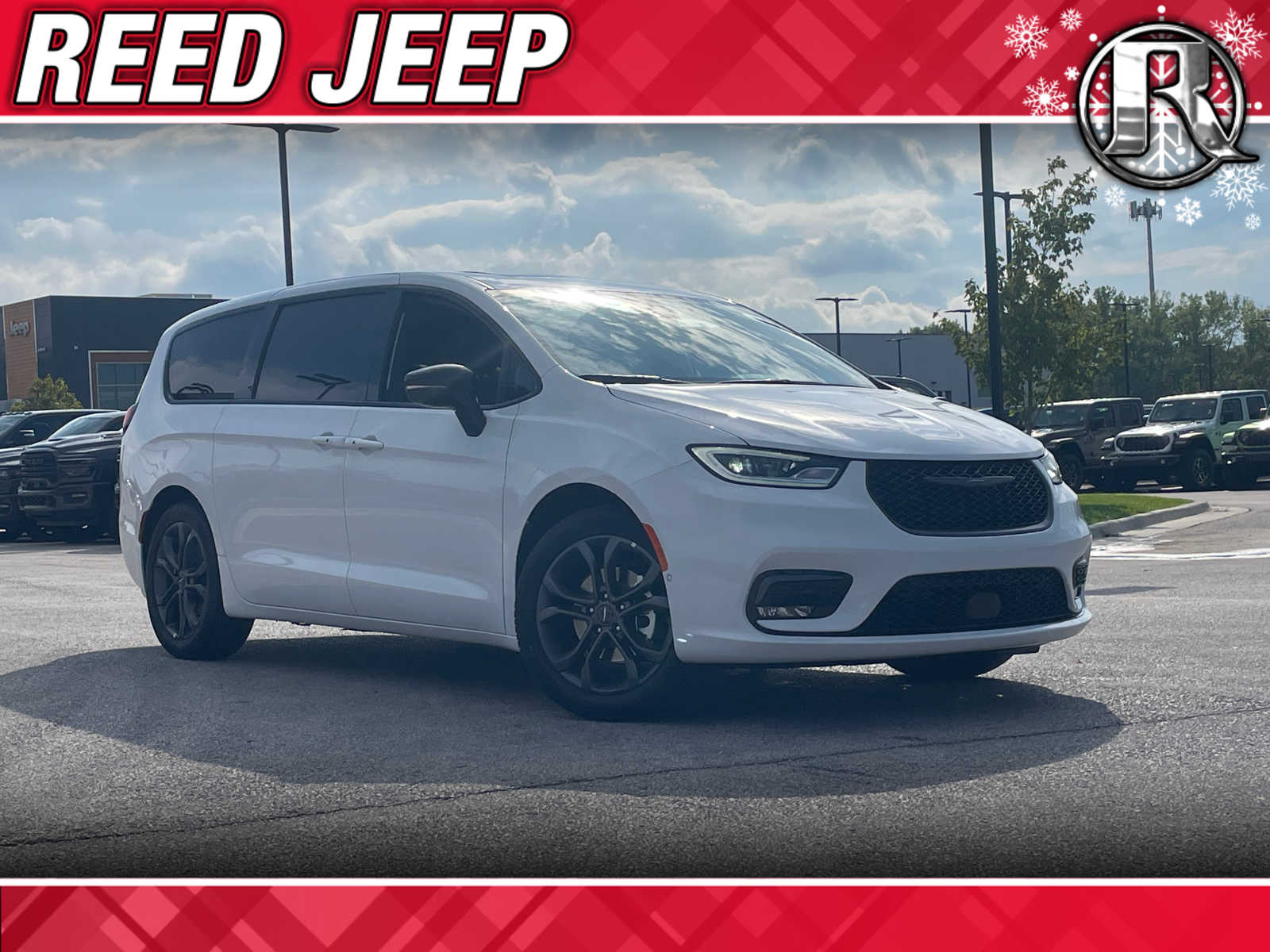 2026 Chrysler Pacifica Select's photo