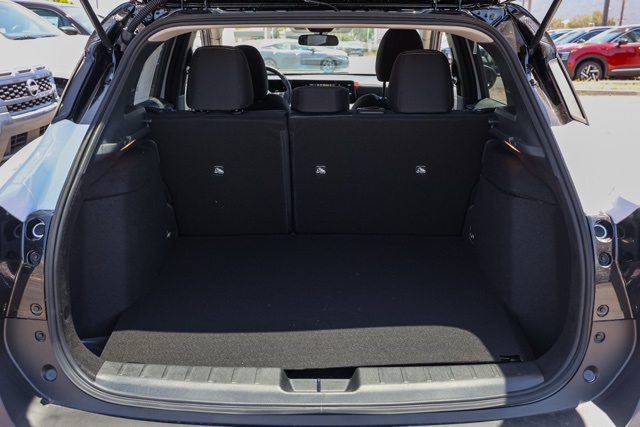 2025 Nissan Kicks SV photo 14