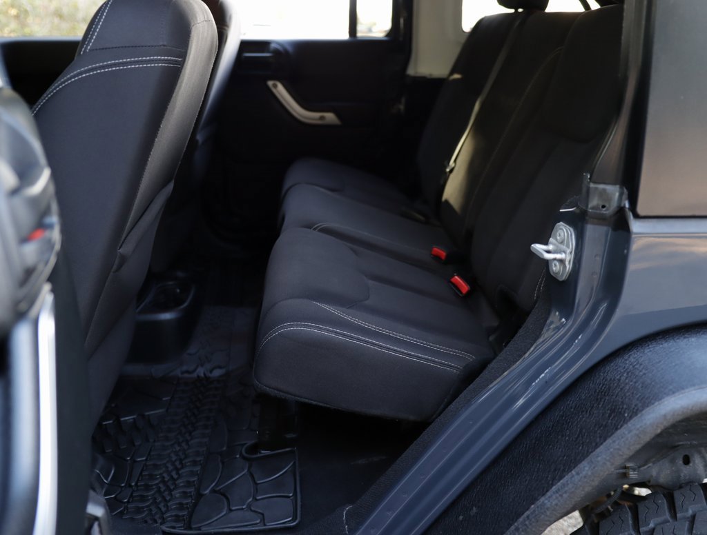 2016 Jeep Wrangler Unlimited Rubicon photo 23