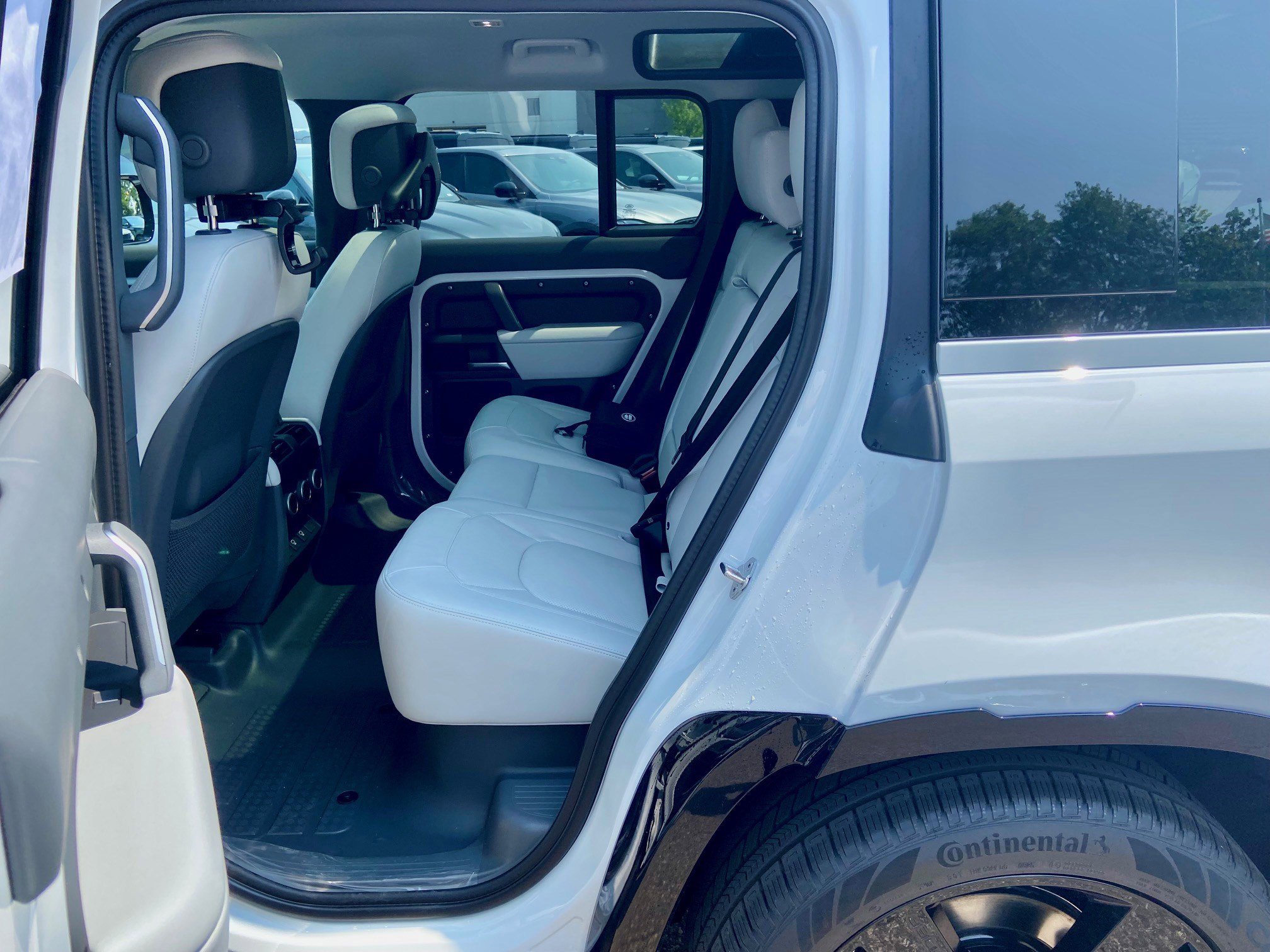 2025 Land Rover Defender X-Dynamic SE photo 5