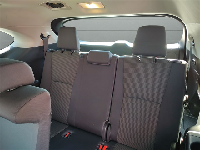 2021 Toyota Highlander LE photo 26