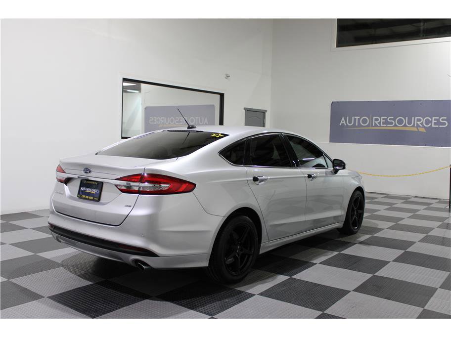 2017 Ford Fusion SE photo 4