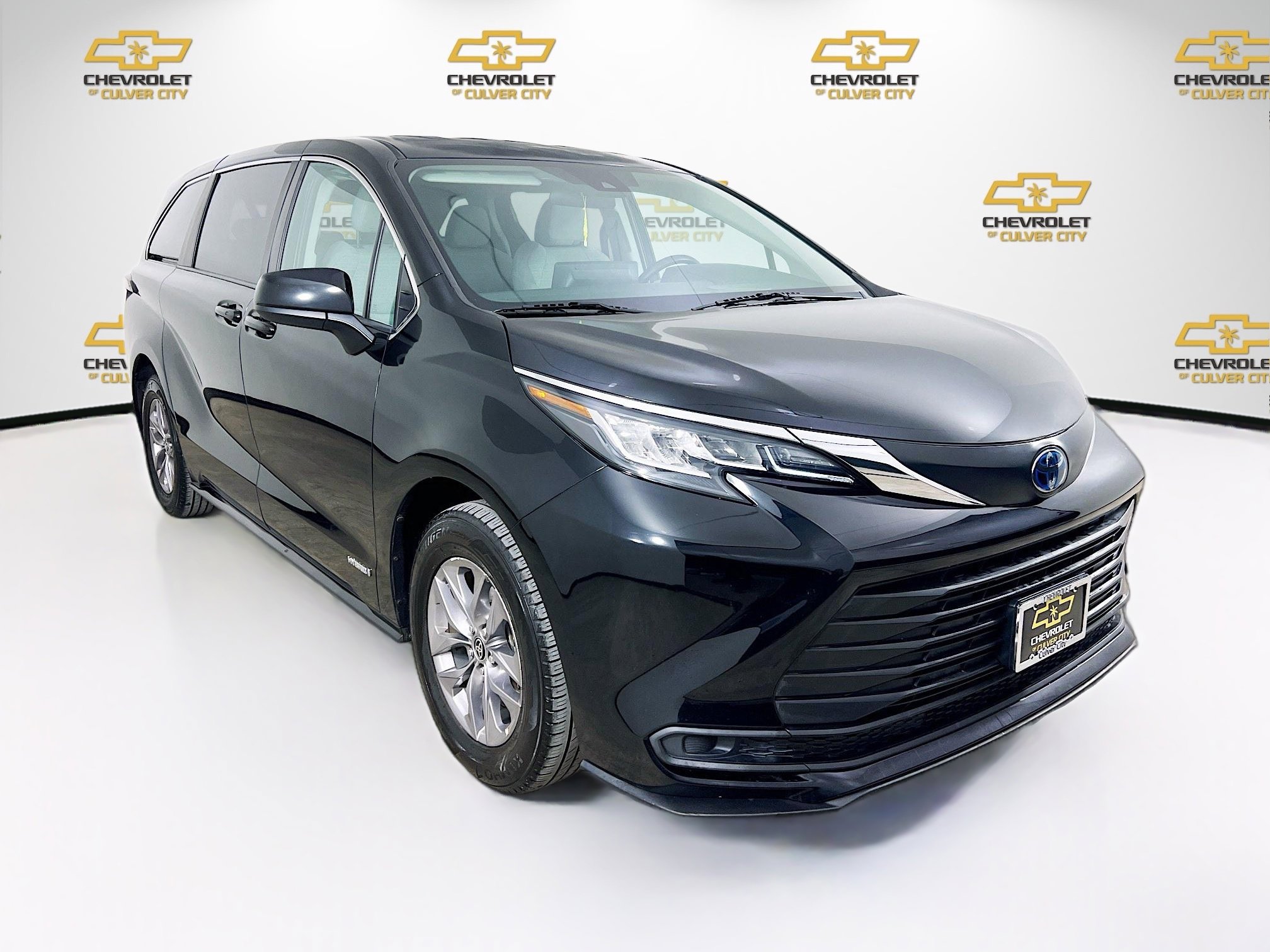 2021 Toyota Sienna LE's photo