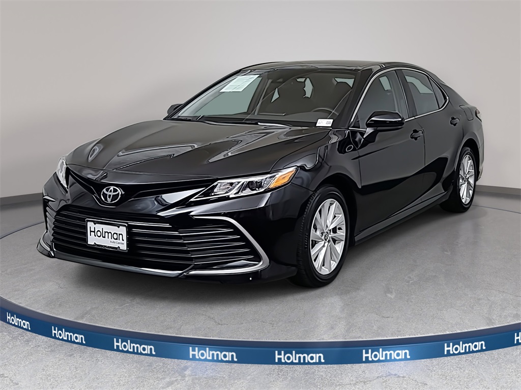 2024 Toyota Camry LE's photo