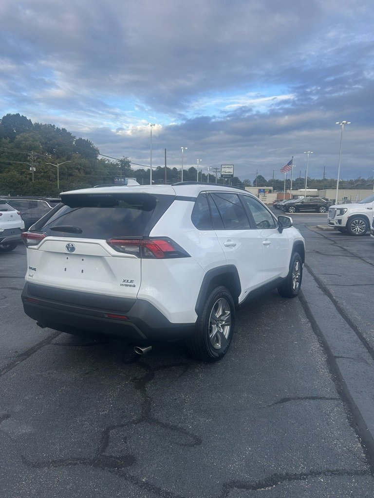 2024 Toyota RAV4 Hybrid XLE photo 2