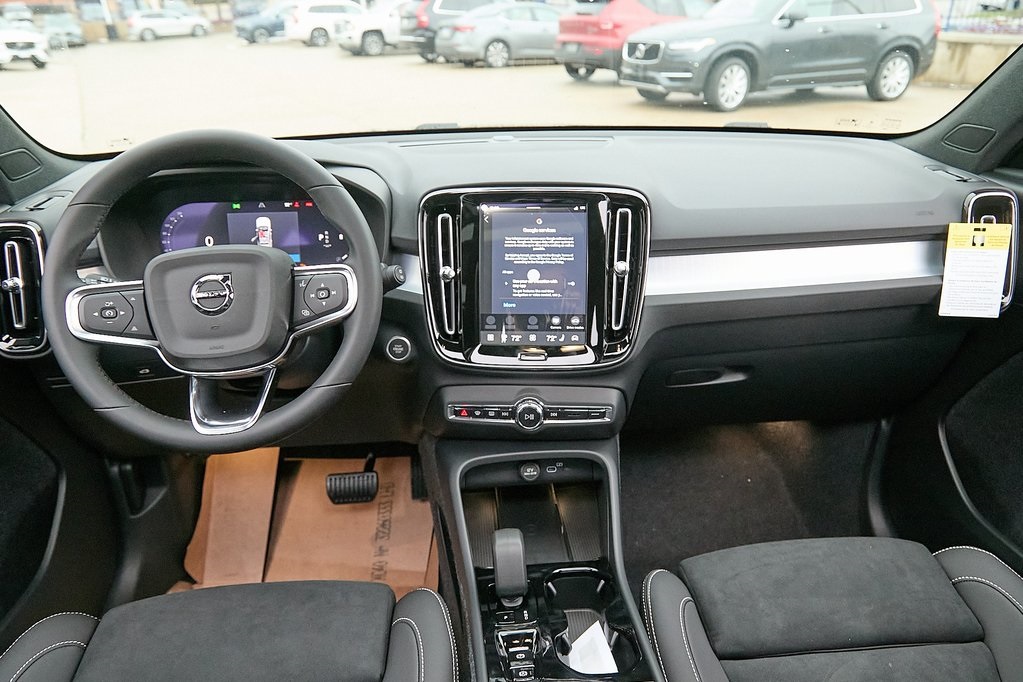 2026 VOLVO XC40 - Image 21