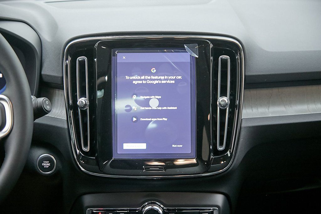 2025 VOLVO XC40 - Image 20