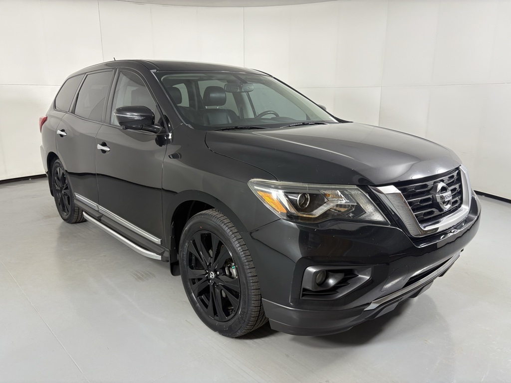 2017 Nissan Pathfinder Platinum photo 2