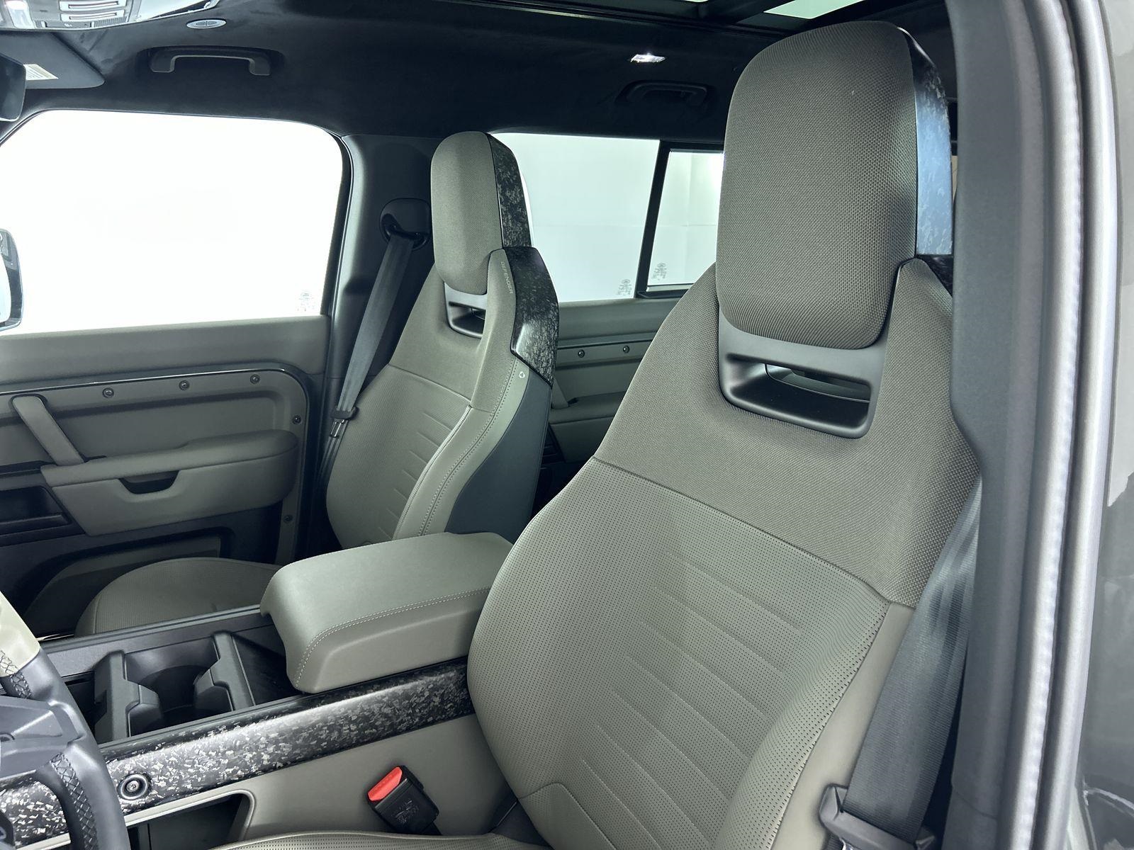 2025 Land Rover Defender 110 photo 24