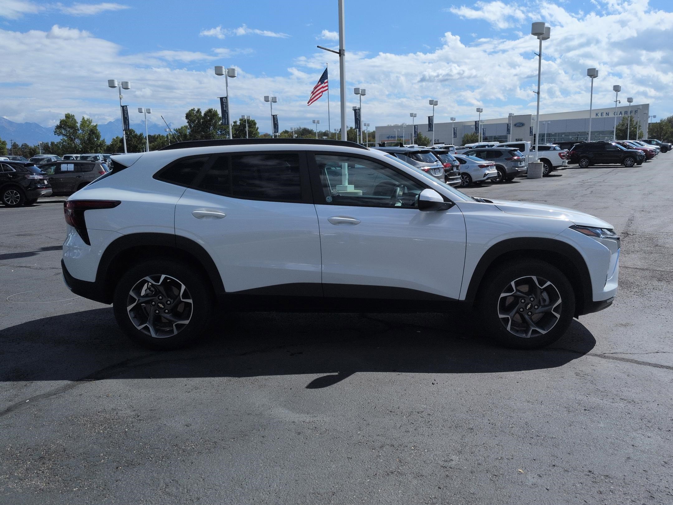 2024 Chevrolet Trax LT photo 2