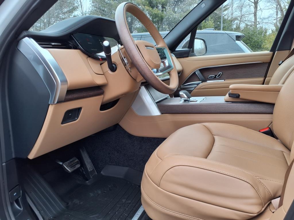 2025 Land Rover Range Rover SE photo 14