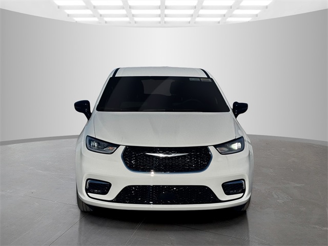 2026 Chrysler Pacifica photo 2