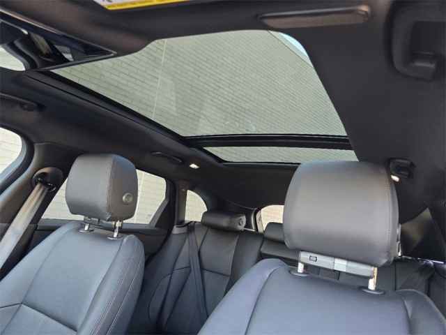 2025 Land Rover Range Rover Velar SE photo 9
