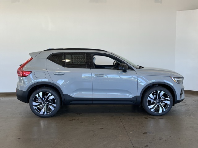 2025 Volvo XC40 Plus photo 3
