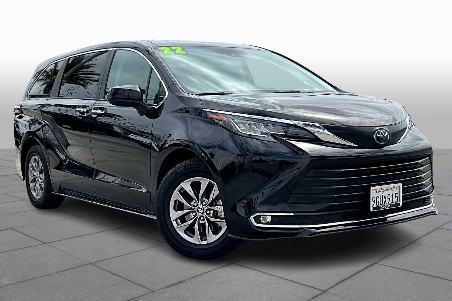 2022 Toyota Sienna XLE photo 2