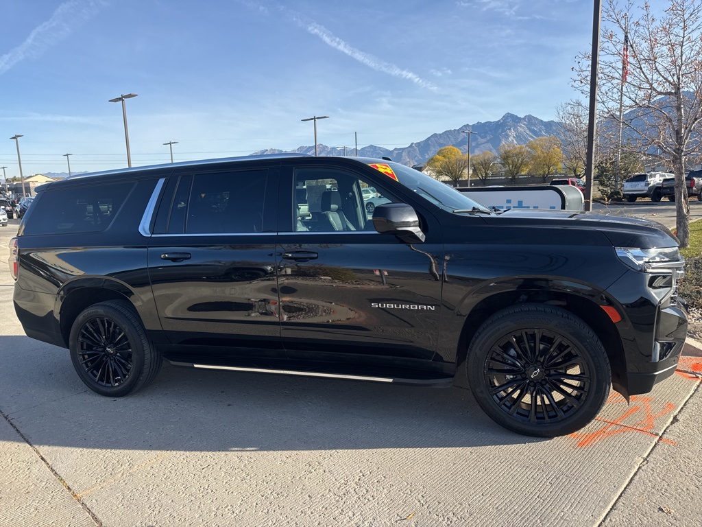 2023 Chevrolet Suburban LT photo 3