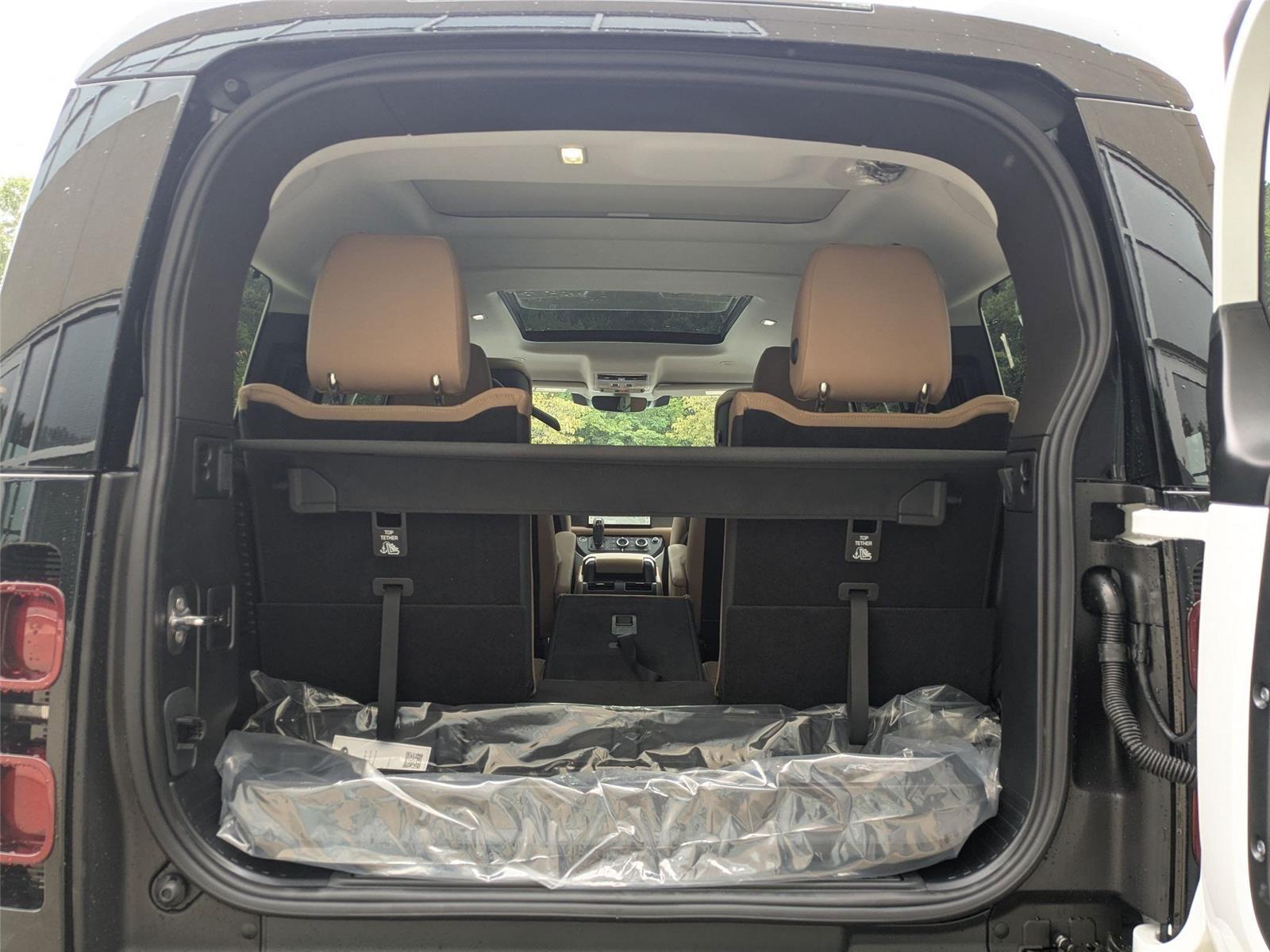 2025 Land Rover Defender 130 X-Dynamic SE photo 26