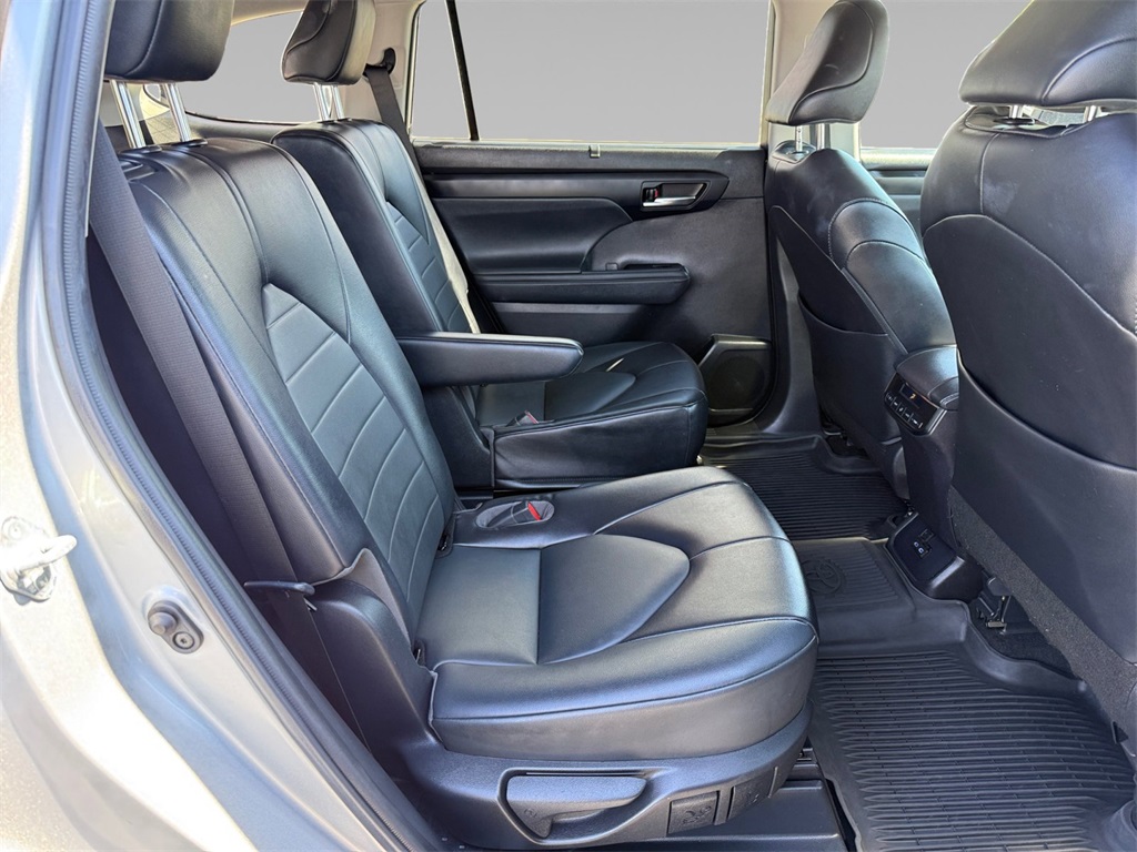 2022 Toyota Highlander XLE photo 18