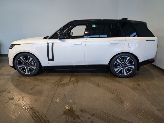 2025 Land Rover Range Rover SE photo 3