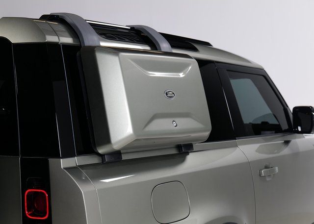 2024 Land Rover Defender 90 S photo 10