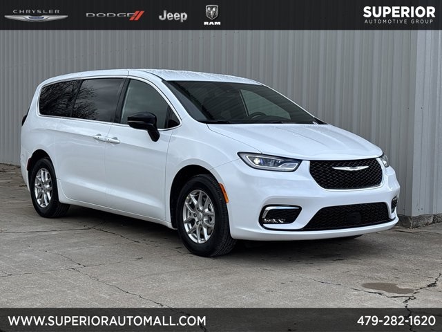 2026 Chrysler Pacifica Select's photo