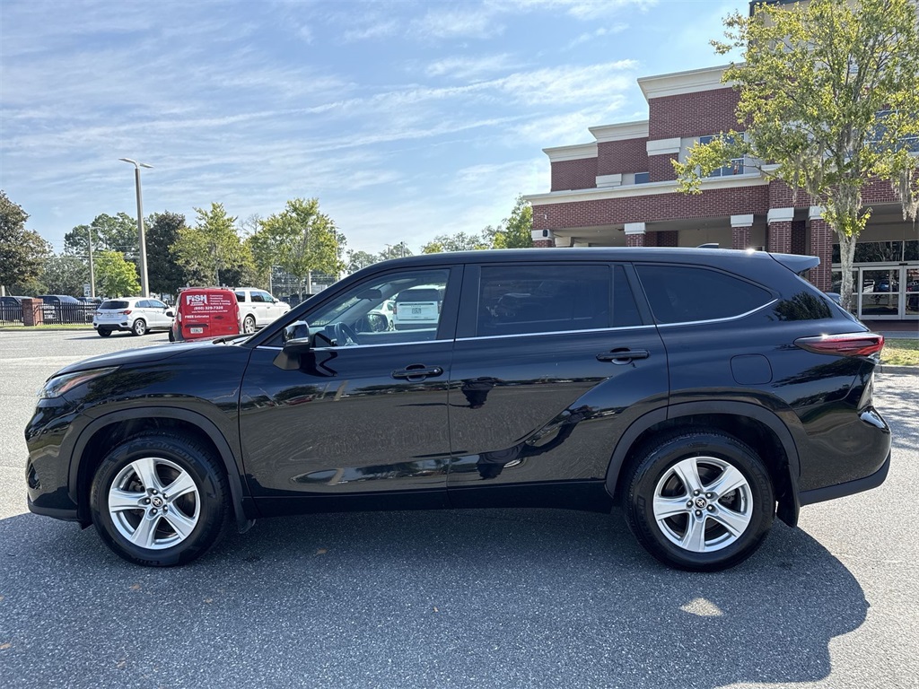 2024 Toyota Highlander LE photo 6