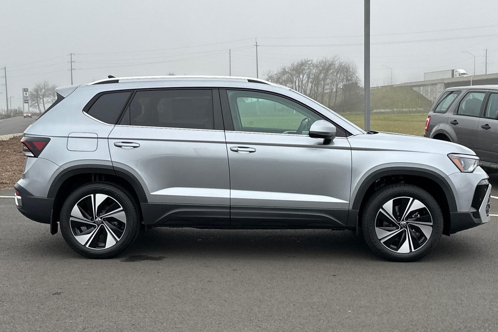 2025 Volkswagen Taos SE photo 2