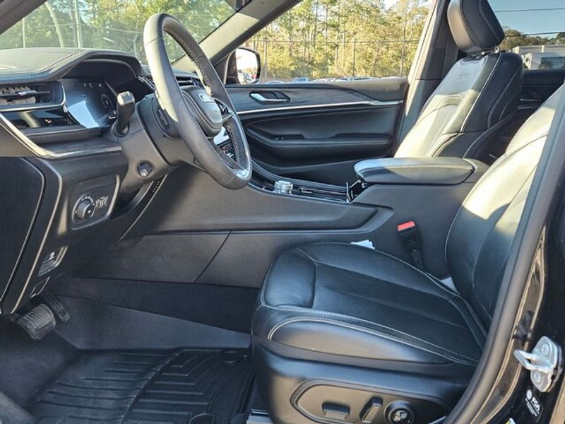 2023 Jeep Grand Cherokee Overland photo 2