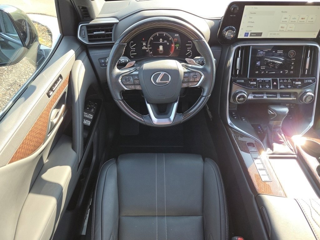 2023 Lexus LX Ultra Luxury photo 4