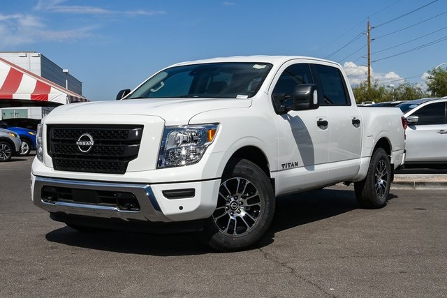 2023 Nissan Titan SV's photo