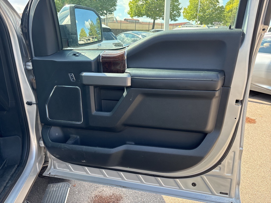 2016 Ford F-150 Platinum photo 21
