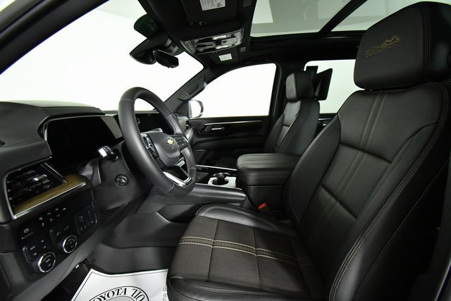 2025 Chevrolet Suburban High Country photo 4