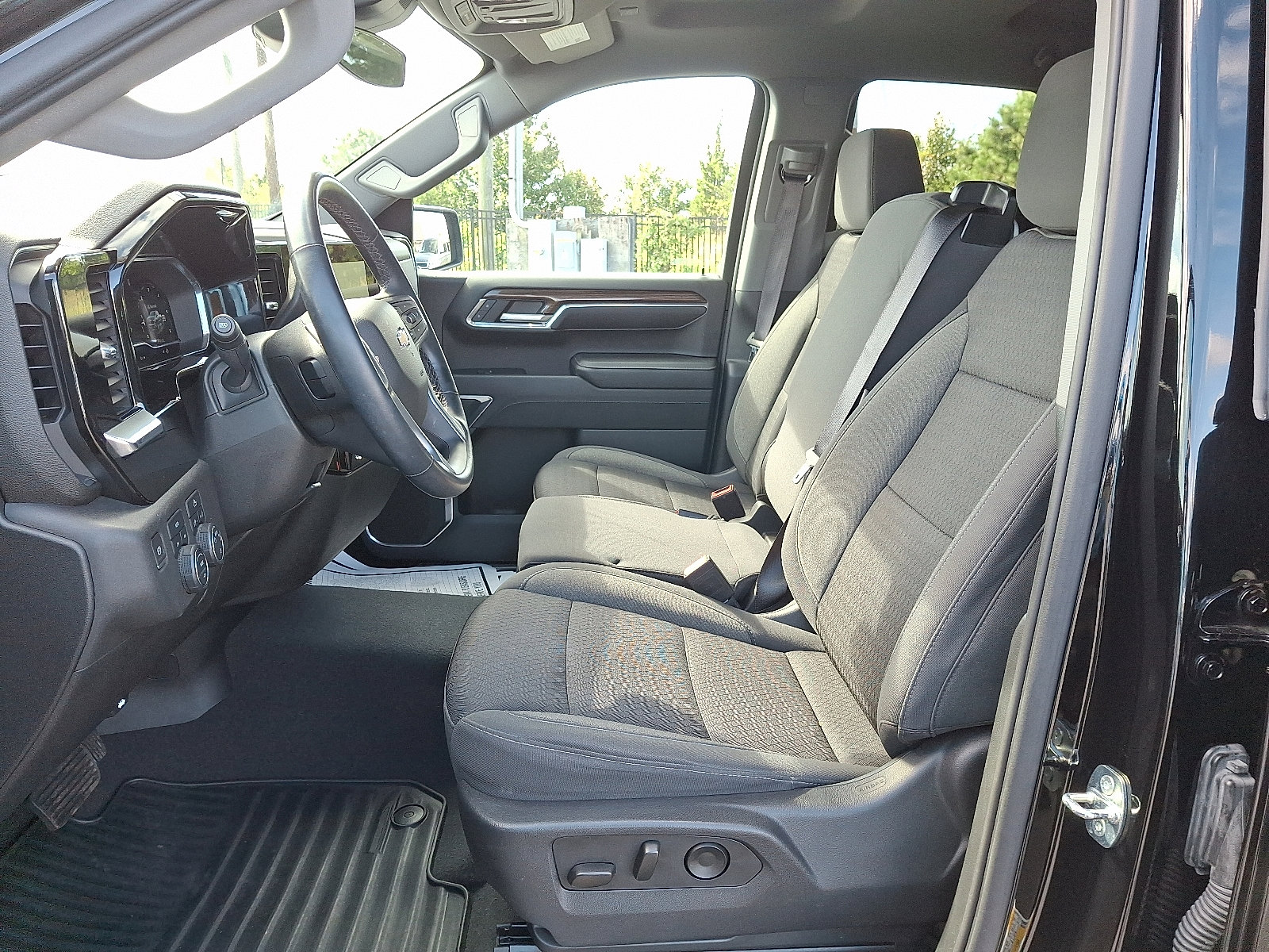 2023 Chevrolet Silverado 1500 LT photo 12