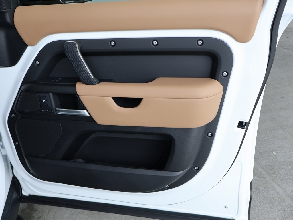 2025 Land Rover Defender 130 V8 photo 11