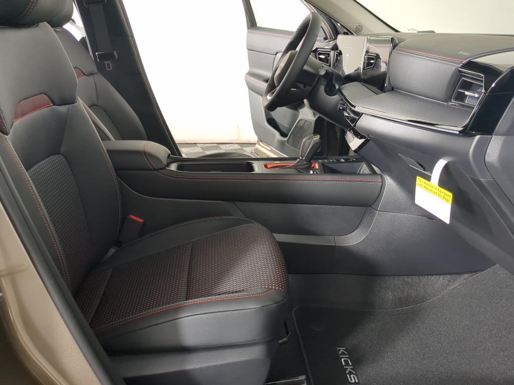 2025 Nissan Kicks SR photo 12