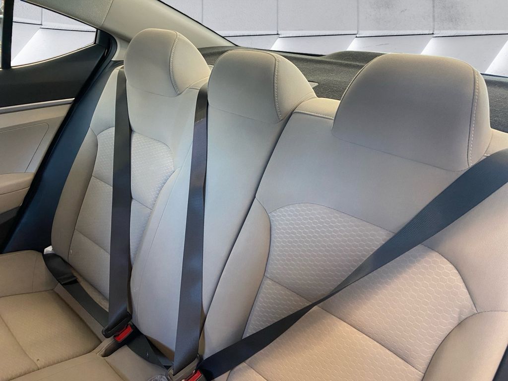 2019 Hyundai Elantra SE photo 16