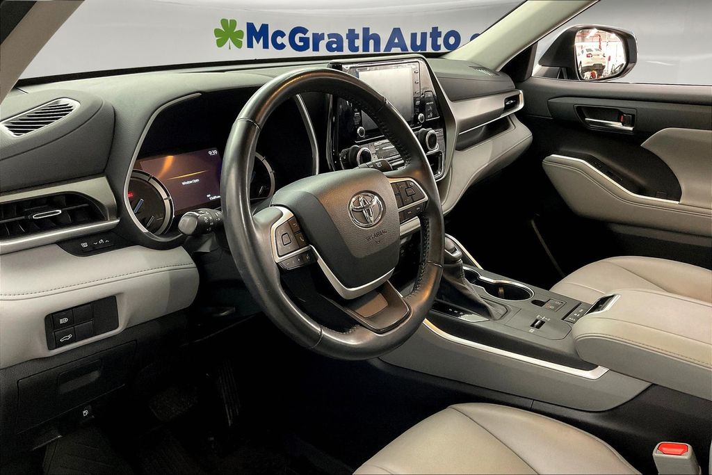 2022 Toyota Highlander Hybrid XLE photo 12