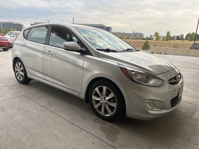 2013 Hyundai Accent SE photo 2