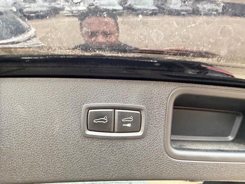 2023 Porsche Macan T photo 4