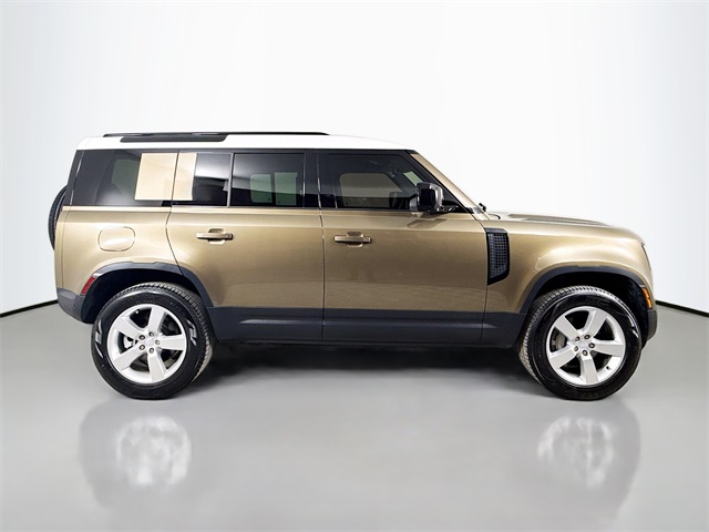 2025 Land Rover Defender 110 S photo 4