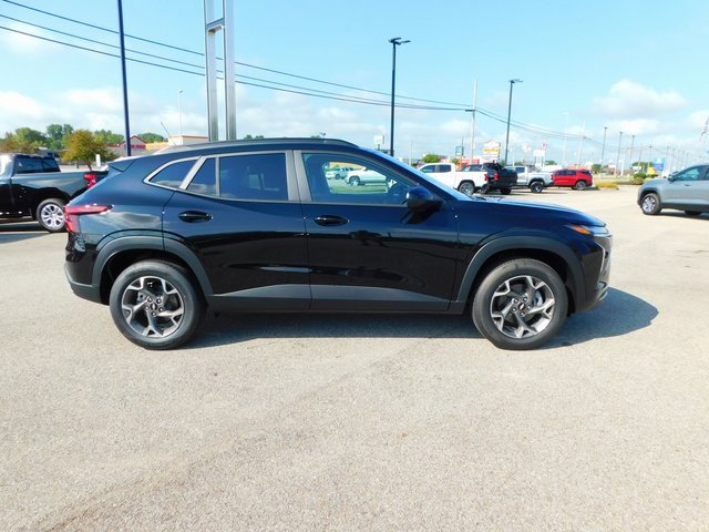 2025 Chevrolet Trax LT photo 2