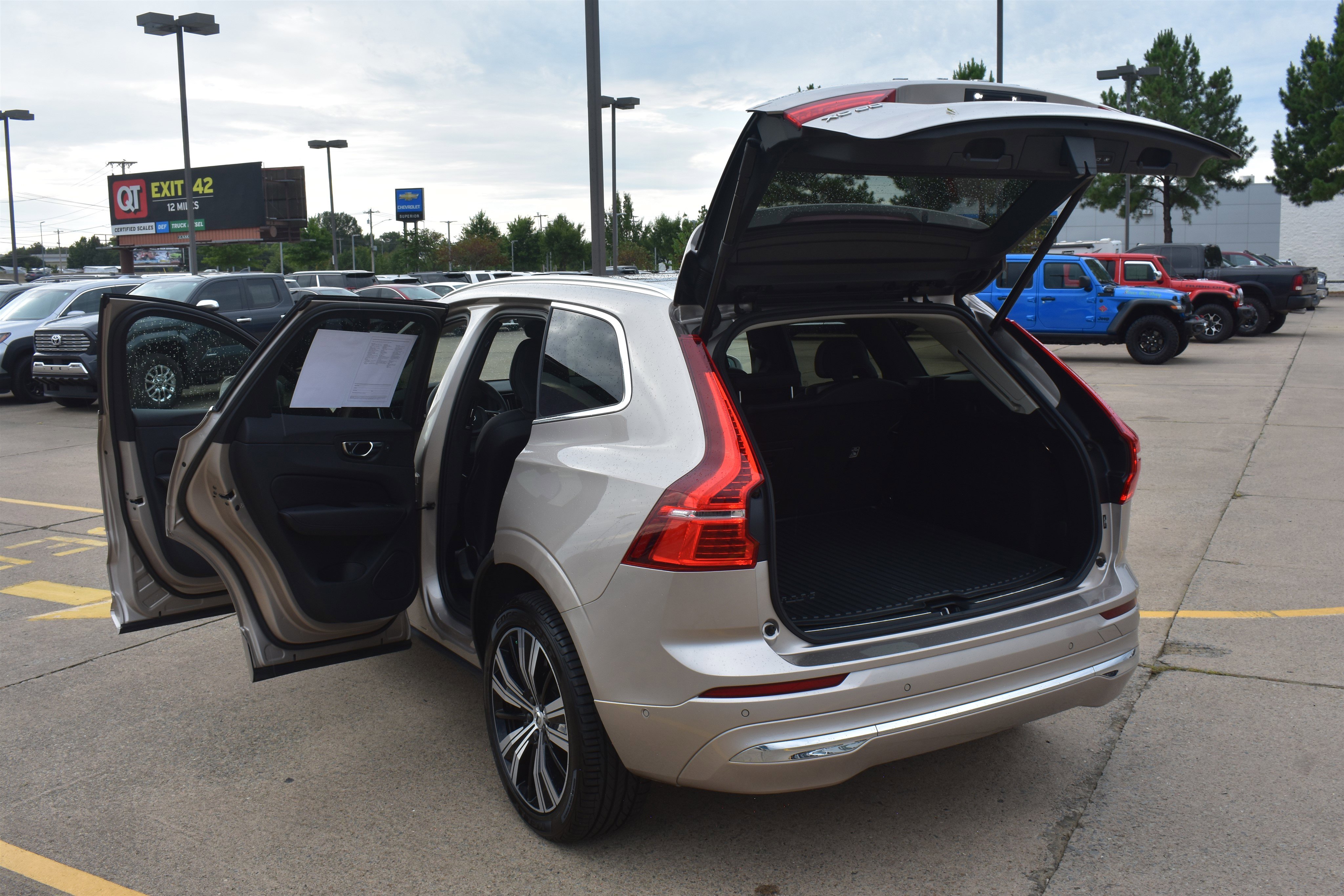 2023 Volvo XC60 B5 Plus photo 8