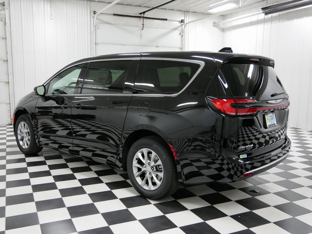 2026 Chrysler Pacifica photo 3